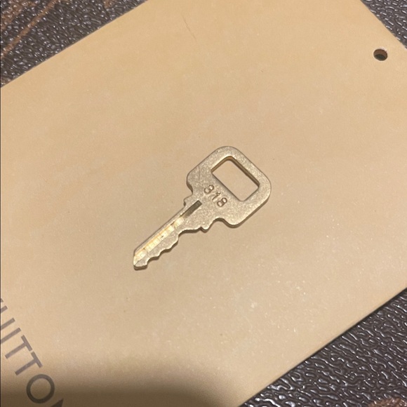Louis Vuitton Gold Key - Picture 2 of 3